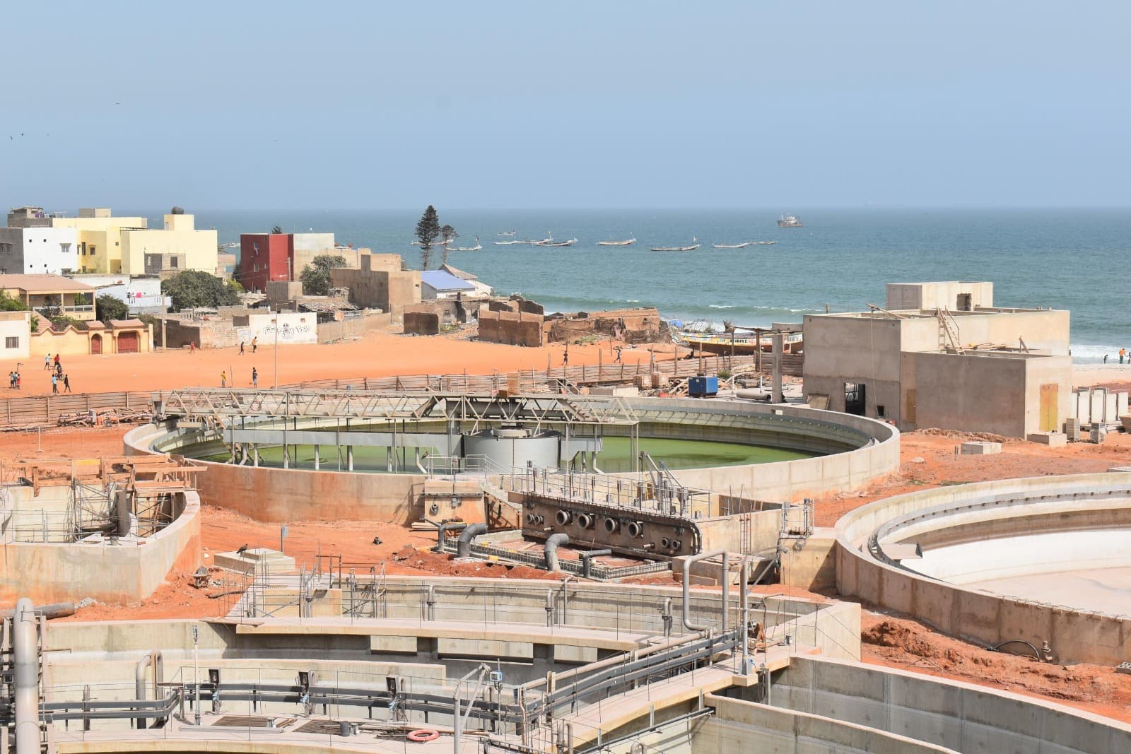 Mettre en place un système de collecte et de traitement des eaux usées en construisant 15 km de réseaux connectés au système de traitement de la baie de Hann pour protéger les infrastructures et l'environnement.